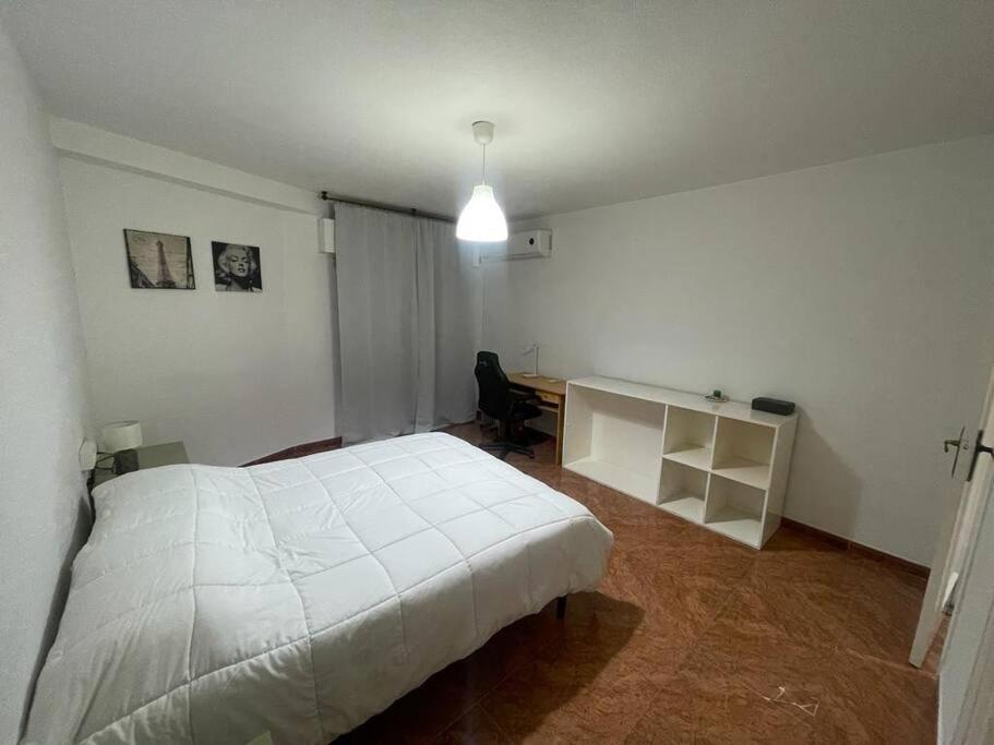 Lovely One Bedroom Flat- Excellent Location Granada Bagian luar foto