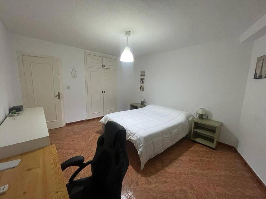 Lovely One Bedroom Flat- Excellent Location Granada Bagian luar foto