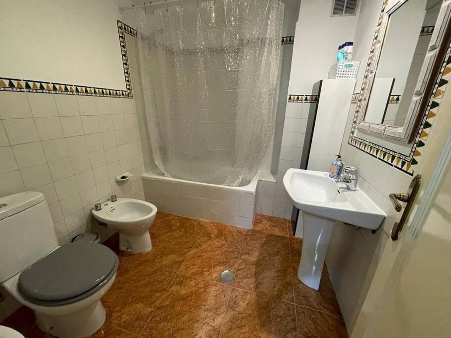 Lovely One Bedroom Flat- Excellent Location Granada Bagian luar foto